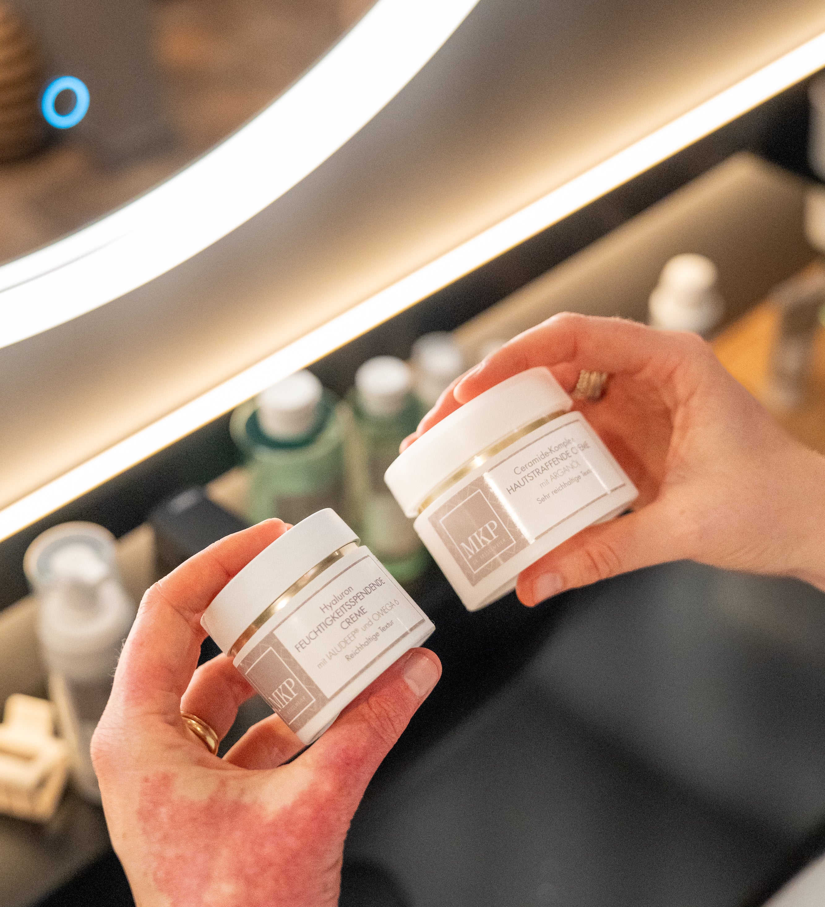 Hände halten zwei MKP Cremes