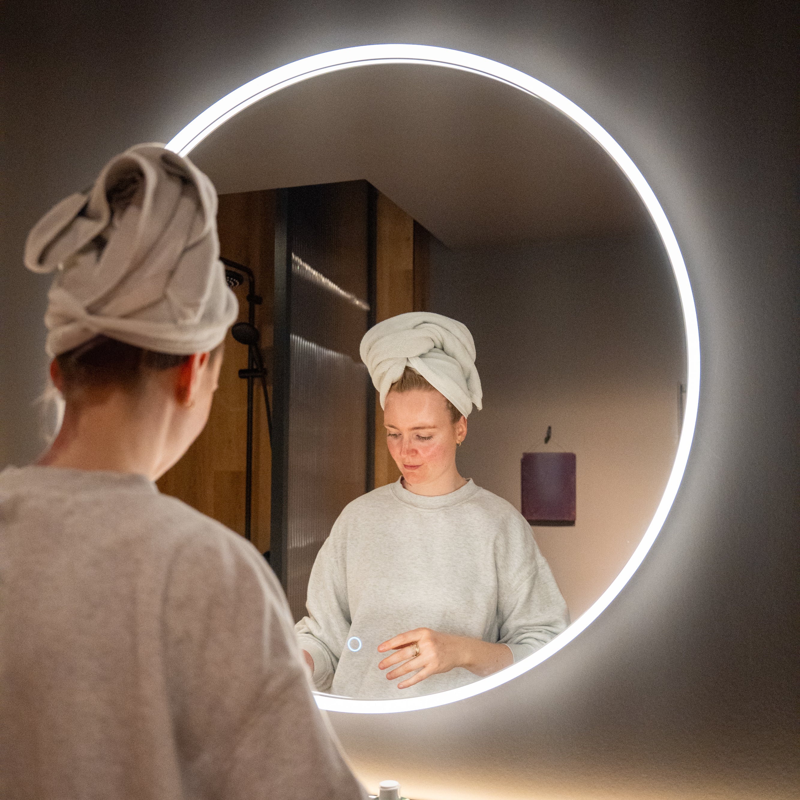 Frau die vor einem Spiegel steht